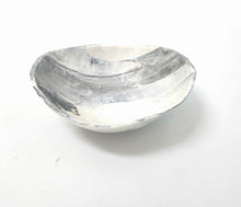Cargar imagen en el visor de la galería, Cuenco Ovalado de Porcelana Artesanal Blanca y Negra – Apto Uso Culinario