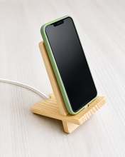 Cargar imagen en el visor de la galería, Soporte de Mesa para Móvil en Madera Natural – Regalo Solidario