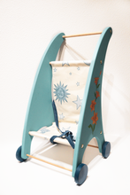 Cargar imagen en el visor de la galería, Carrito de Paseo de Muñecas de Madera Artesanal – Juguete Solidario