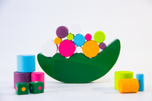 Cargar imagen en el visor de la galería, Juego de Equilibrio en Madera Artesanal – Regalo Solidario