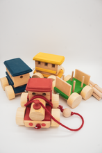 Cargar imagen en el visor de la galería, Tren de Arrastre en Madera Artesanal – Regalo Solidario