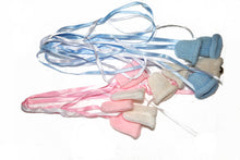 Cargar imagen en el visor de la galería, Sonajero de Ganchillo Artesanal – Azul y Rosa