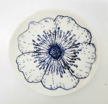 Cargar imagen en el visor de la galería, Plato porcelana flor
