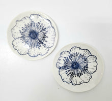 Cargar imagen en el visor de la galería, Plato porcelana flor
