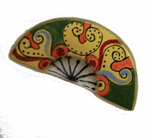 Cargar imagen en el visor de la galería, Broche vidrio pintado a mano con forma de abanico
