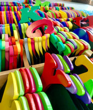 Cargar imagen en el visor de la galería, Letras en madera pintada
