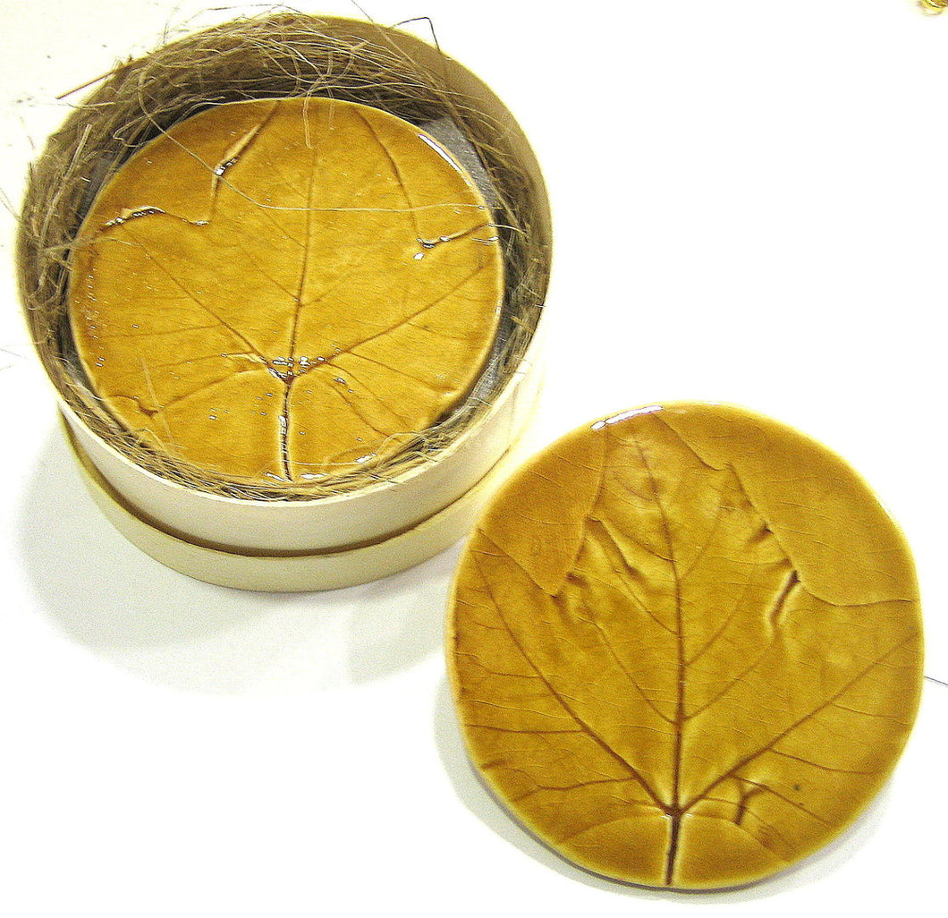 Posavasos de cerámica con diseño hoja impresa